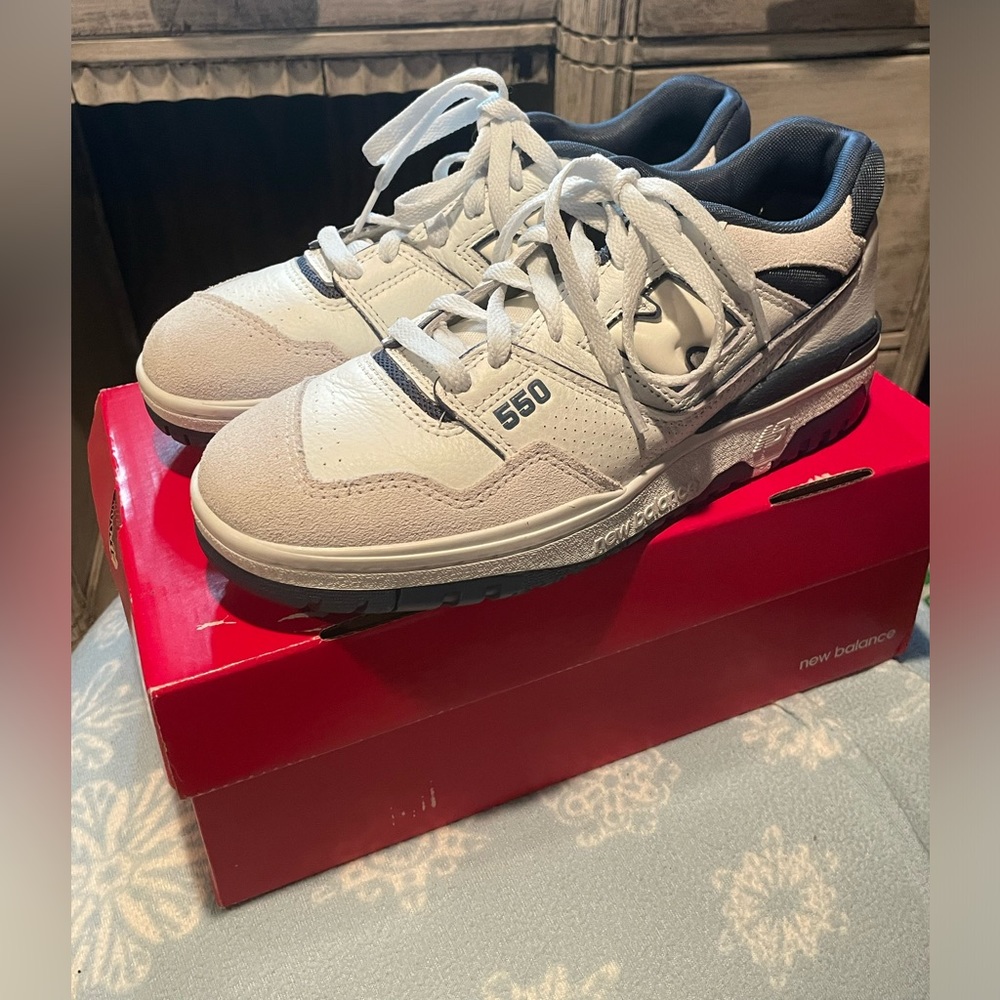 New balance 550 women’s 8.5, men’s 7 navy blue